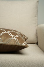 Coussin marron sérigraphié - Motif gris – Image 2