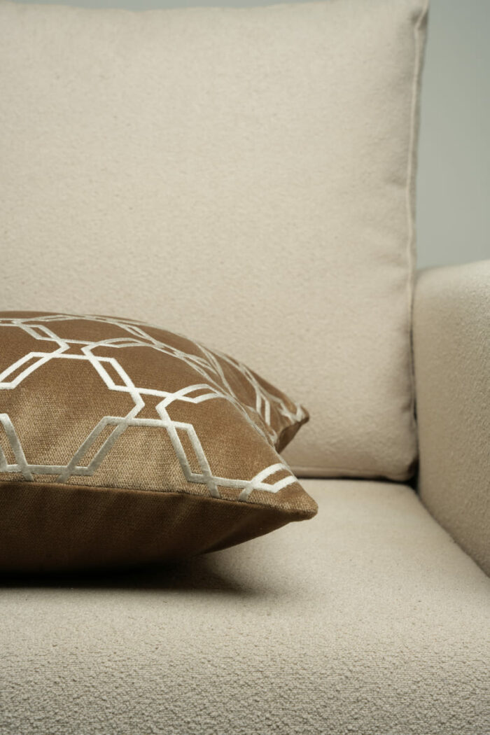 Coussin marron sérigraphié - Motif gris – Image 2