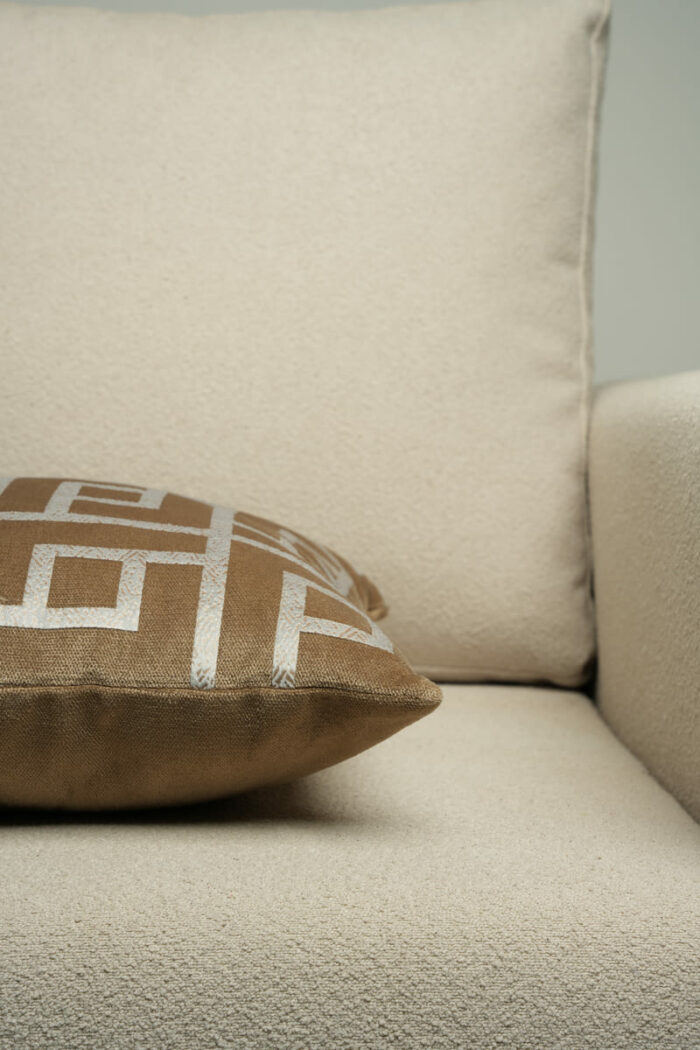Coussin marron sérigraphié - Motif gris moucheté – Image 2