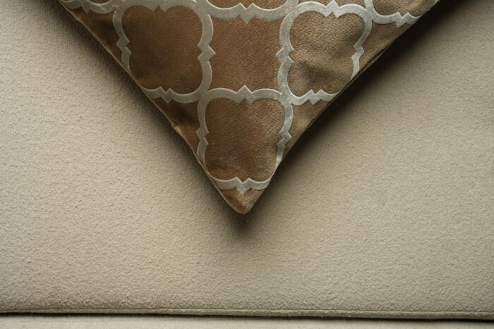 Coussin marron sérigraphié - Motif gris – Image 3