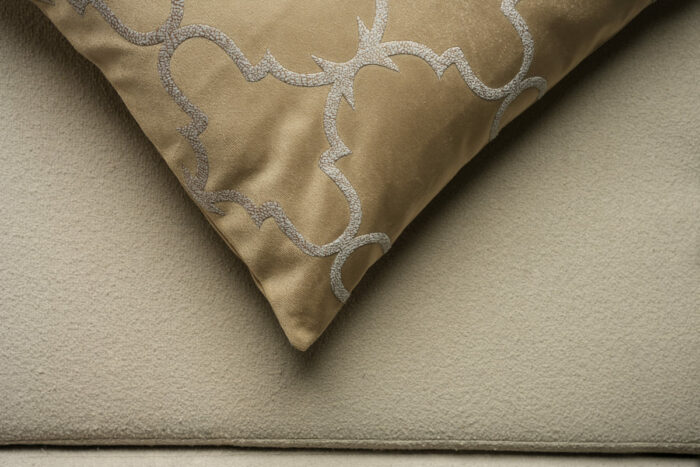 Coussin marron sérigraphié - Motif gris moucheté – Image 2