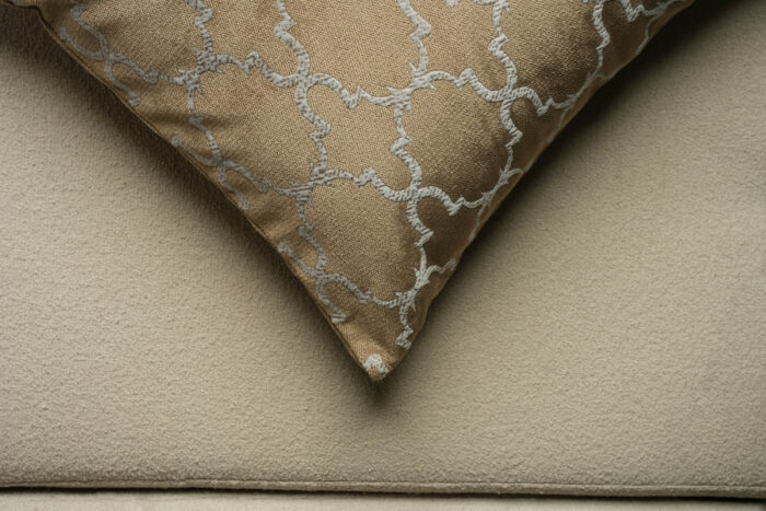Coussin marron sérigraphié - Motif gris moucheté – Image 3