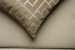 Coussin marron sérigraphié - Motif gris moucheté – Image 3