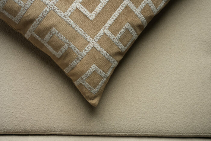 Coussin marron sérigraphié - Motif gris moucheté – Image 3