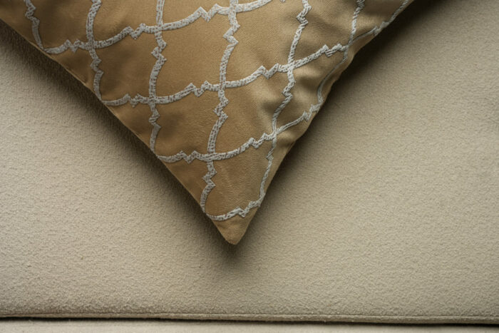 Coussin marron sérigraphié - Motif gris moucheté – Image 3