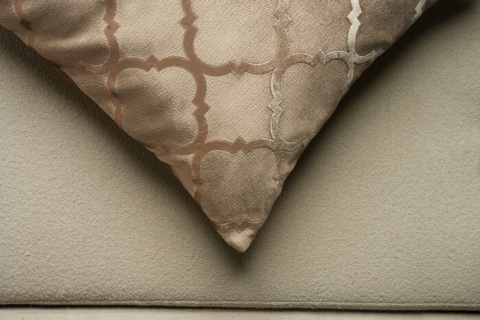 Coussin marron sérigraphié - Motif beige rosé – Image 3