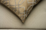 Coussin marron sérigraphié - Motif gris moucheté – Image 3