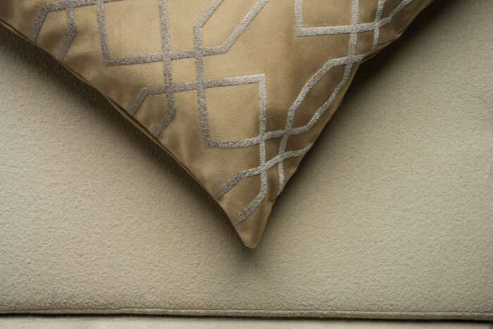Coussin marron sérigraphié - Motif gris moucheté – Image 3