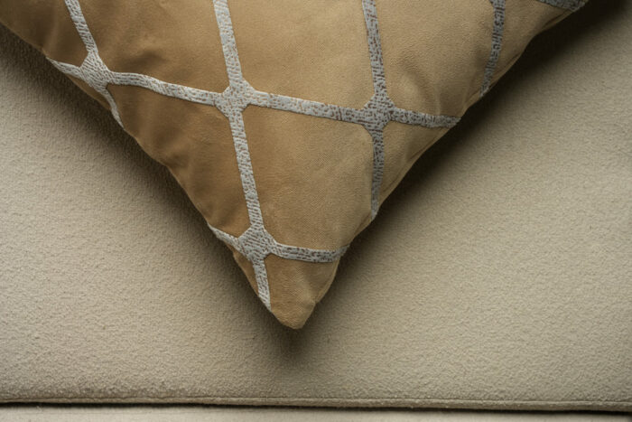 Coussin marron sérigraphié - Motif gris moucheté – Image 3