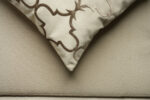 Coussin grège clair sérigraphié - Motif Bronze – Image 2