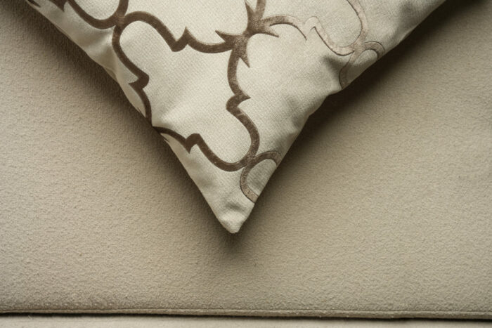 Coussin grège clair sérigraphié - Motif Bronze – Image 2