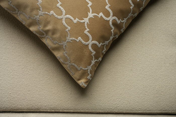 Coussin marron sérigraphié - Motif gris moucheté – Image 2