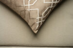 Coussin marron sérigraphié - Motif beige rosé – Image 3