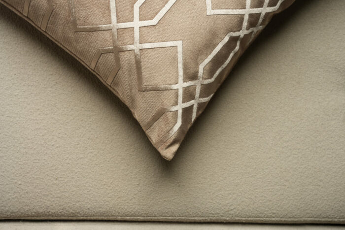 Coussin marron sérigraphié - Motif beige rosé – Image 3