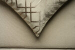 Coussin grège clair sérigraphié - Motif bronze – Image 3