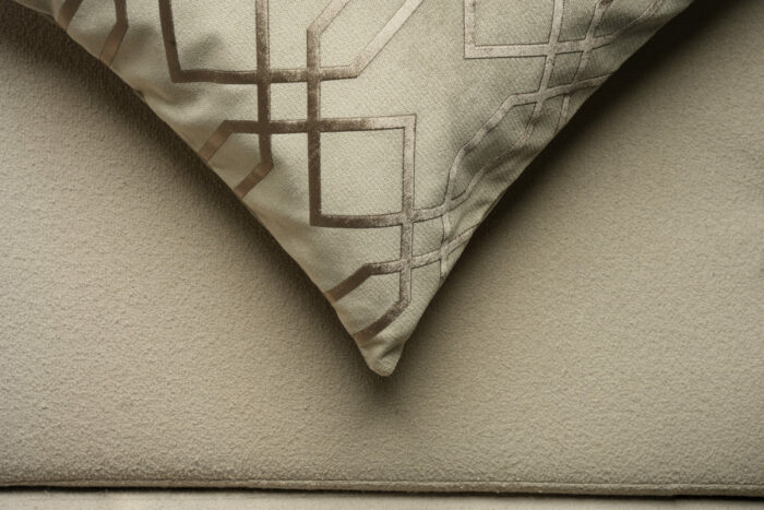 Coussin grège clair sérigraphié - Motif bronze – Image 3