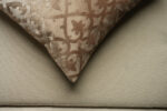 Coussin marron sérigraphié - Motif beige rosé – Image 3
