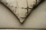 Coussin grège clair sérigraphié - Motif bronze – Image 3
