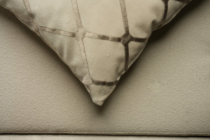 Coussin grège clair sérigraphié - Motif bronze – Image 3