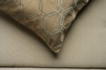 Coussin marron sérigraphié - Motif gris – Image 3