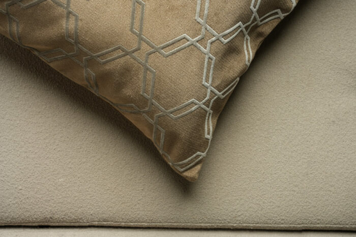 Coussin marron sérigraphié - Motif gris – Image 3