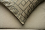 Coussin grège clair sérigraphié - Motif gris – Image 3