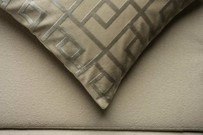 Coussin grège clair sérigraphié - Motif gris – Image 3
