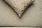 Coussin blanc cassé sérigraphié - Motif beige rosé – Image 3