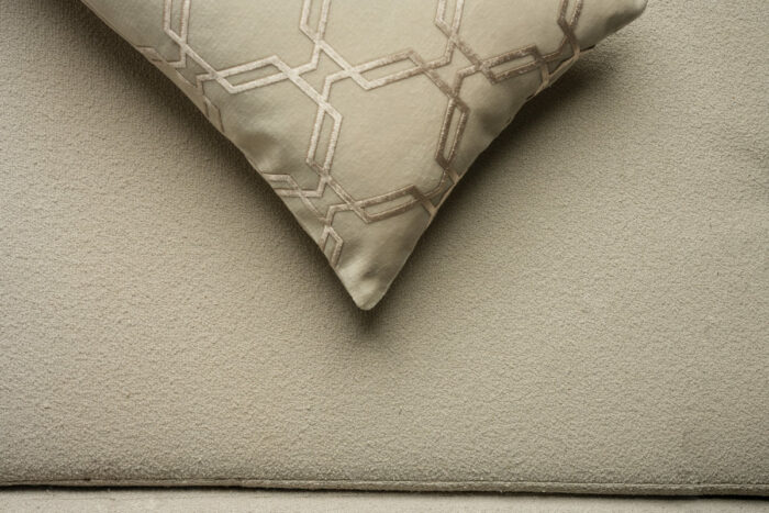 Coussin blanc cassé sérigraphié - Motif beige rosé – Image 3