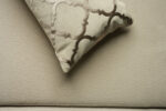 Coussin grège clair sérigraphié - Motif bronze – Image 2