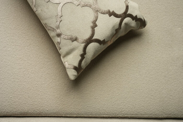 Coussin grège clair sérigraphié - Motif bronze – Image 2