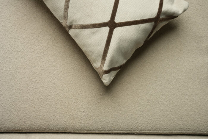 Coussin grège clair sérigraphié - Motif bronze – Image 3