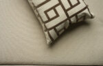 Coussin grège clair sérigraphié - Motif bronze – Image 3
