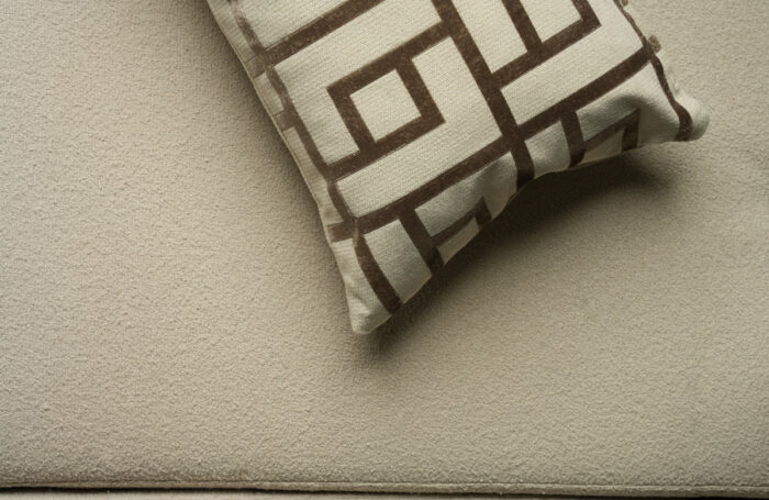 Coussin grège clair sérigraphié - Motif bronze – Image 3