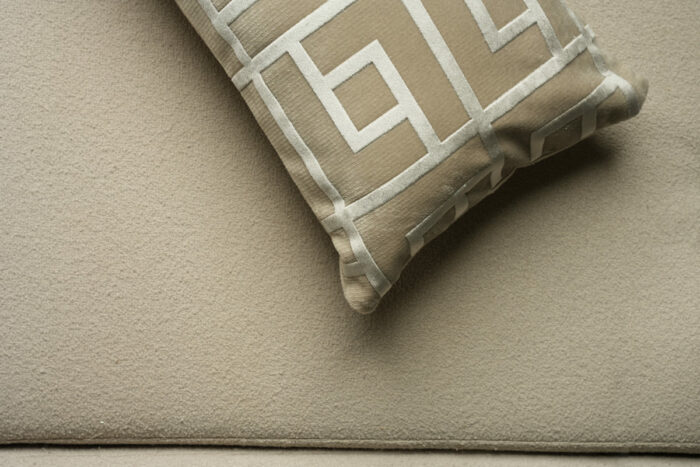 Coussin grège clair sérigraphié - Motif gris – Image 2