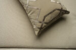 Coussin grège clair sérigraphié - Motif bronze – Image 3