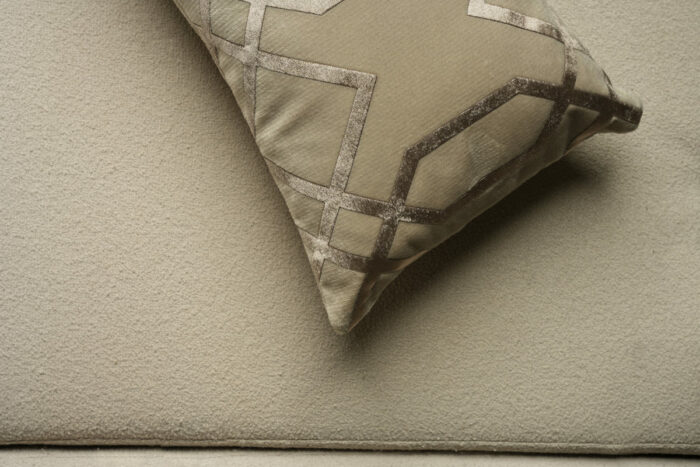 Coussin grège clair sérigraphié - Motif bronze – Image 3