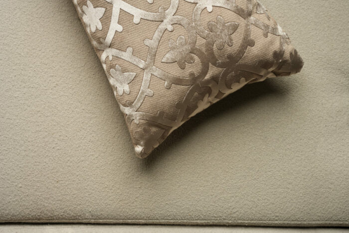 Coussin marron sérigraphié - Motif beige rosé – Image 3