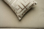 Coussin blanc cassé sérigraphié - Motif beige rosé – Image 3
