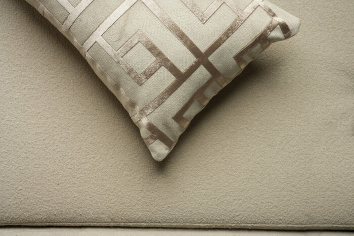 Coussin blanc cassé sérigraphié - Motif beige rosé – Image 3