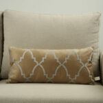Coussin marron clair sérigraphié - Motif gris moucheté