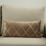 Coussin marron glacé sérigraphié - Motif beige rosé