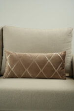 Coussin marron sérigraphié - Motif beige rosé