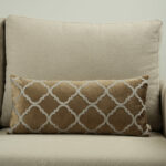 Coussin marron sérigraphié - Motif gris moucheté