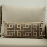 Coussin marron sérigraphié - Motif gris moucheté