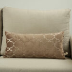 Coussin marron glacé sérigraphié - Motif beige rosé