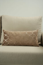 Coussin marron sérigraphié - Motif beige rosé