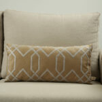Coussin marron clair sérigraphié - Motif gris moucheté