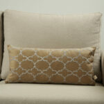 Coussin marron clair sérigraphié - Motif gris moucheté