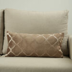 Coussin marron glacé sérigraphié - Motif beige rosé